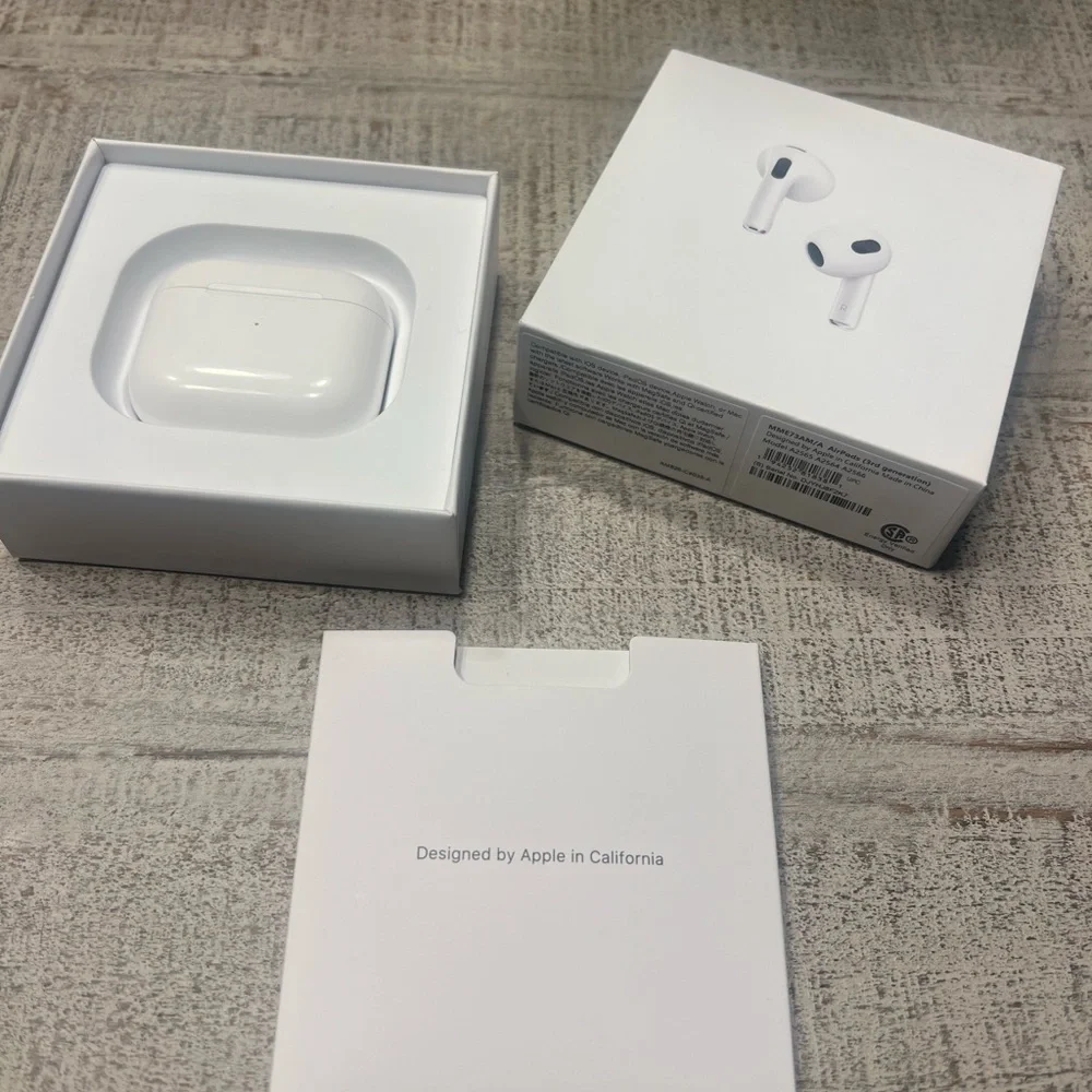 Apple White Wireless Earbuds with Charging Cable